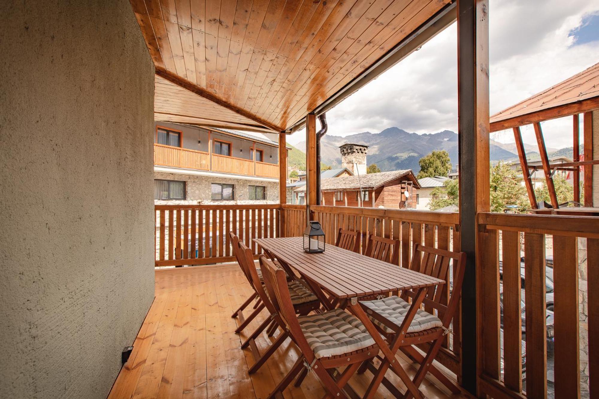 La Maison Mestia Luaran gambar