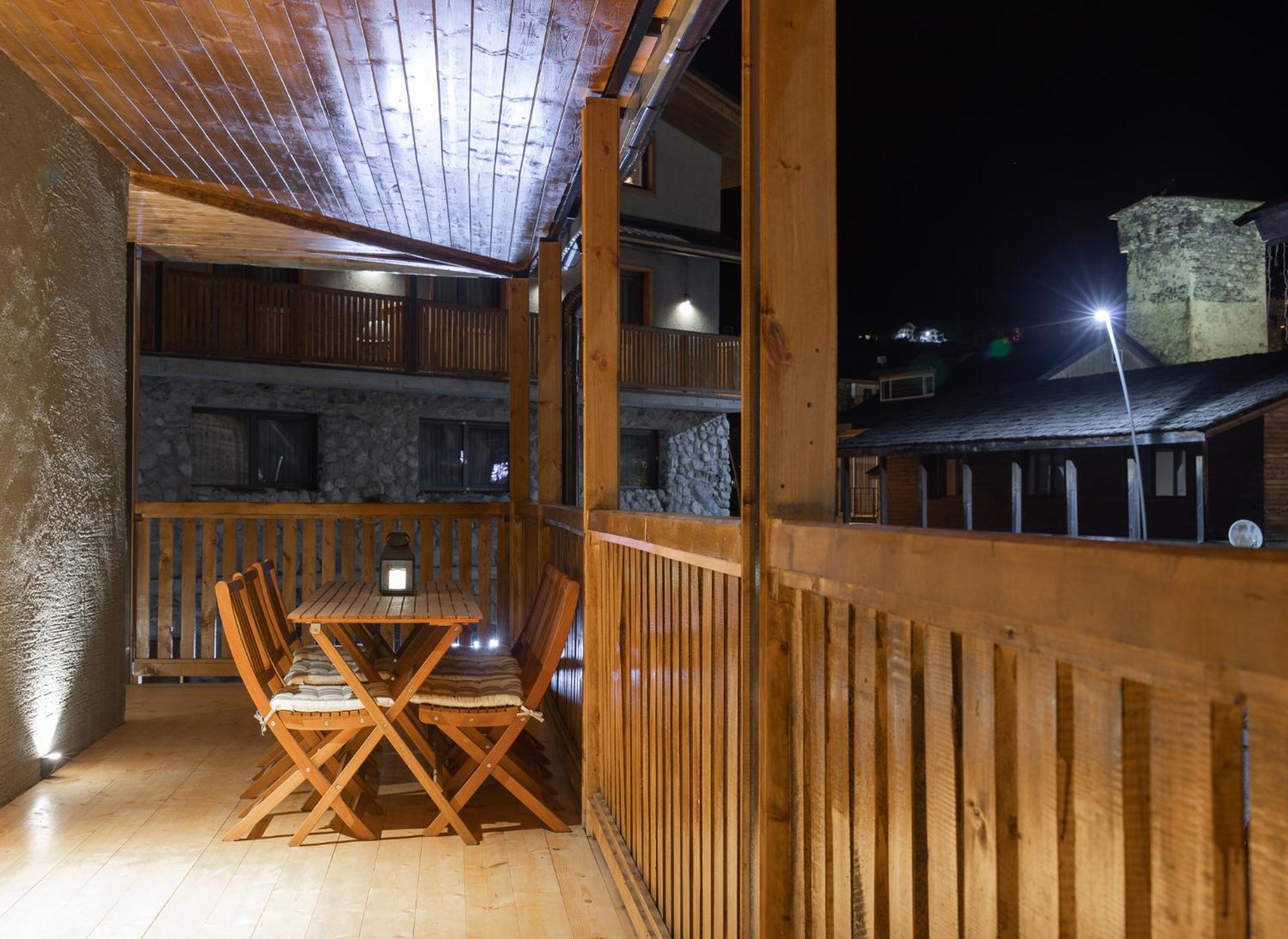 La Maison Mestia Luaran gambar