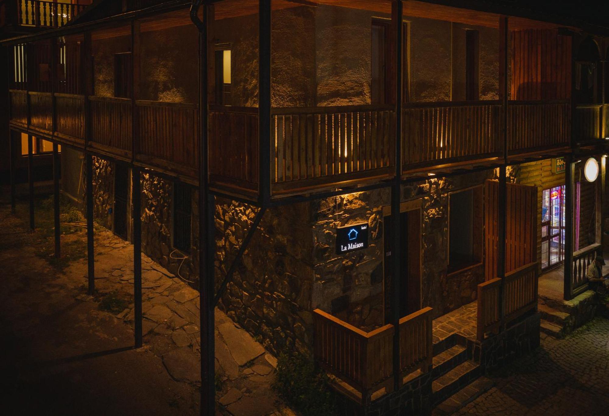 La Maison Mestia Luaran gambar