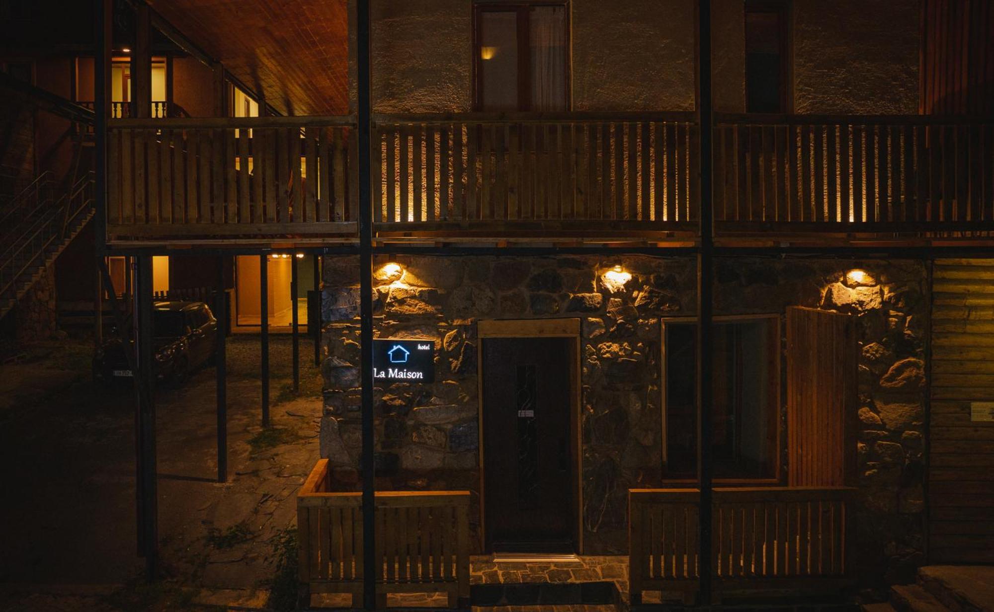 La Maison Mestia Luaran gambar