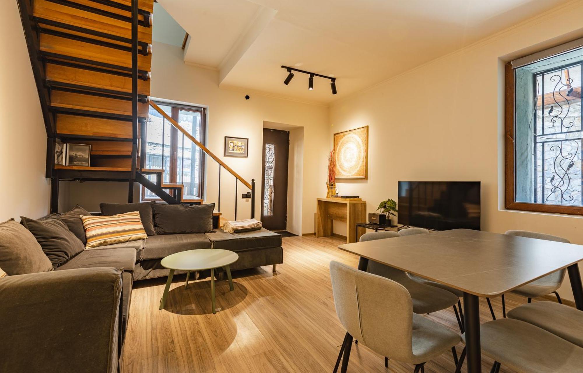 La Maison Mestia Luaran gambar